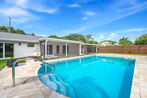 Exterior - 109 E Riverside Dr, Jupiter, FL 33469 photo 5 of 6