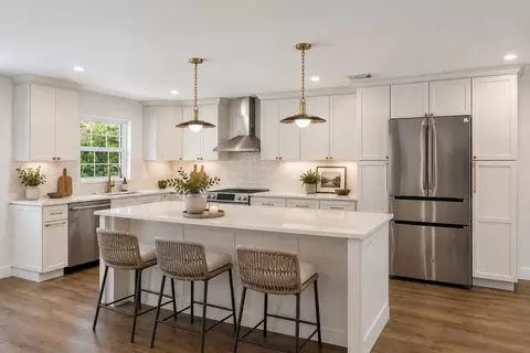Kitchen - 109 E Riverside Dr, Jupiter, FL 33469 photo 2 of 3