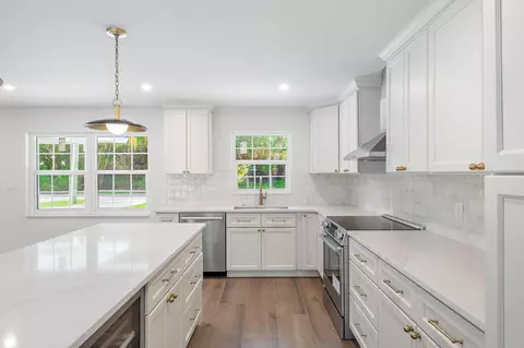 Kitchen - 109 E Riverside Dr, Jupiter, FL 33469 photo 2 of 2