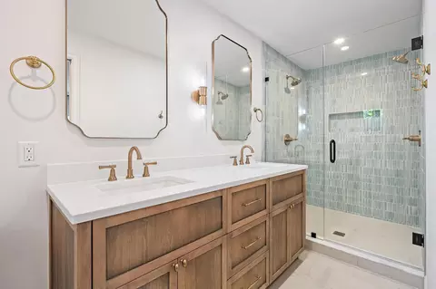 Bath - 109 E Riverside Dr, Jupiter, FL 33469 photo 3 of 3