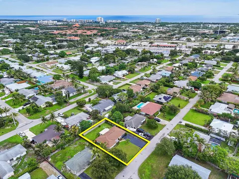 View/Area - 11 Windsor Rd E, Jupiter, FL 33469 photo 6 of 7
