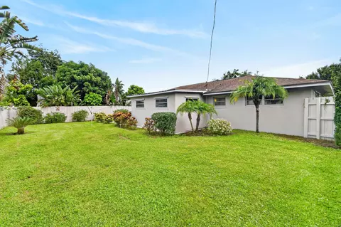 Exterior - 11 Windsor Rd E, Jupiter, FL 33469 photo 3 of 5