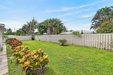 Exterior - 11 Windsor Rd E, Jupiter, FL 33469 photo 4 of 5