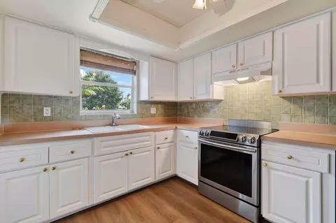 Kitchen - 11 Windsor Rd E, Jupiter, FL 33469 photo 1 of 2