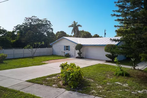 Exterior - 296 SE Wentworth Dr, Stuart, FL 34996 photo 9 of 11
