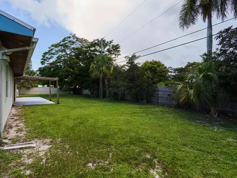 Exterior - 296 SE Wentworth Dr, Stuart, FL 34996 photo 7 of 11
