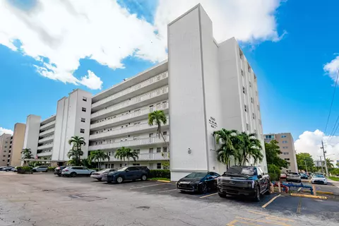 1000 NE 12th Ave #104, Hallandale Beach, FL 33009