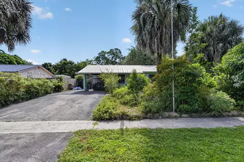 Exterior - 303 S Delaware Blvd, Jupiter, FL 33458 photo 4 of 32