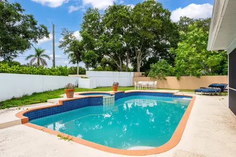 Exterior - 218 Hampton Ct, Jupiter, FL 33458 photo 4 of 6