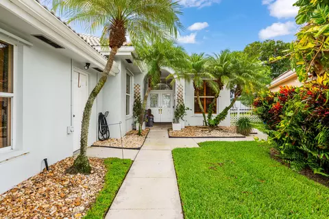 Exterior - 218 Hampton Ct, Jupiter, FL 33458 photo 2 of 6