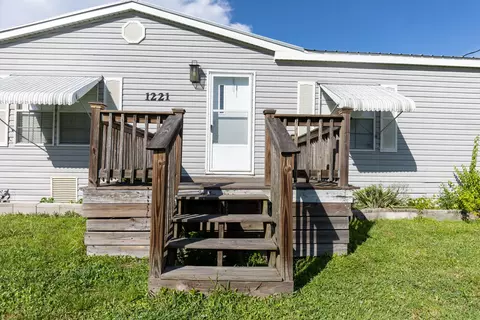 Exterior - 1221 Chobee St, Okeechobee, FL 34974 photo 3 of 11