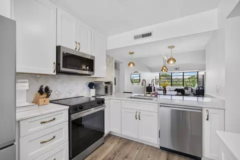 3635 Whitehall Dr #302, West Palm Beach, FL 33401