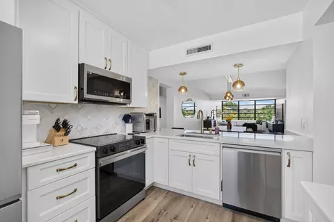 3635 Whitehall Dr #302, West Palm Beach, FL 33401