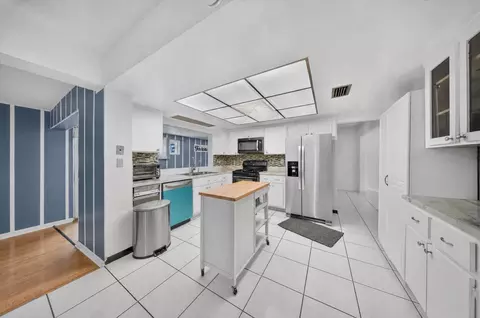 Kitchen - 2251 SW 67th Way NE, Miramar, FL 33023 photo 2 of 2