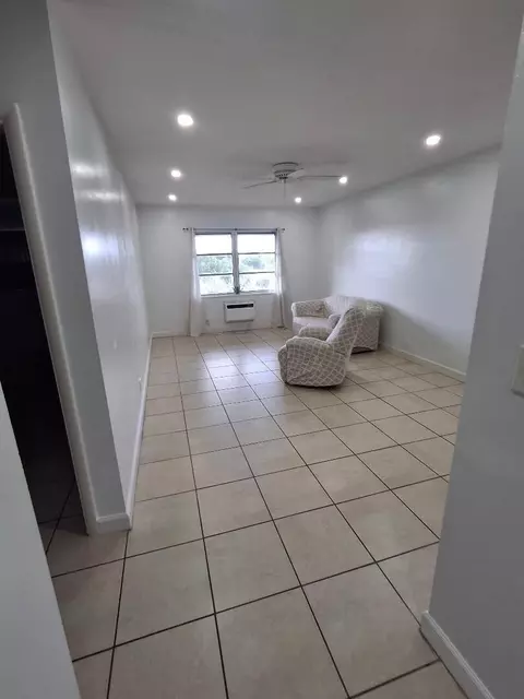 1250 E Sample Rd #303, Pompano Beach, FL 33064