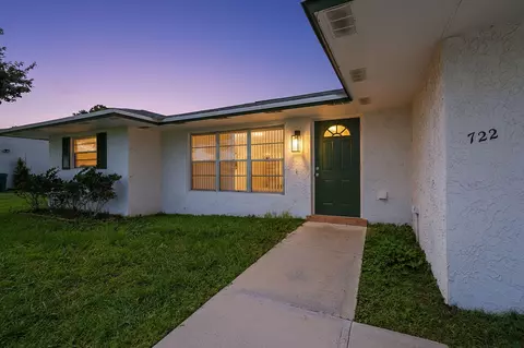 722 SE Arton Ln, Port Saint Lucie, FL 34983