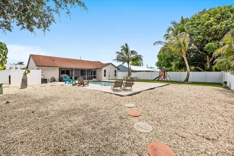 Exterior - 200 Park Pl, Jupiter, FL 33458 photo 9 of 13