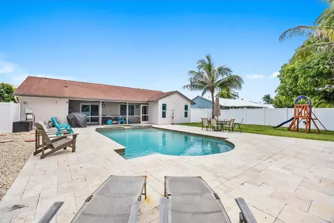 Exterior - 200 Park Pl, Jupiter, FL 33458 photo 7 of 13