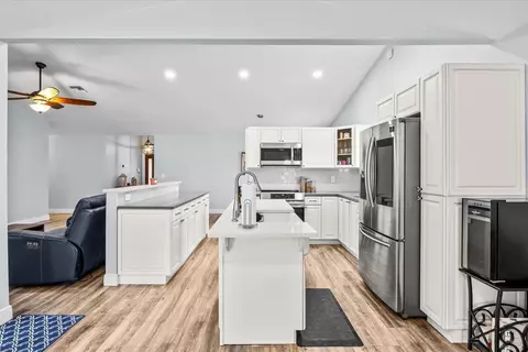 Kitchen - 200 Park Pl, Jupiter, FL 33458 photo 2 of 6