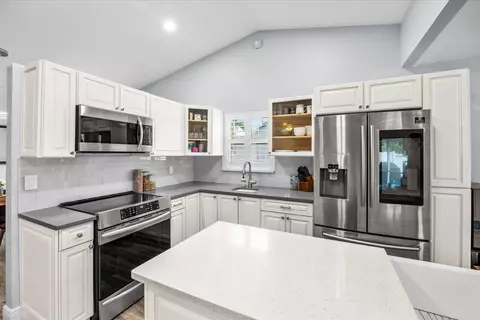 Kitchen - 200 Park Pl, Jupiter, FL 33458 photo 4 of 6