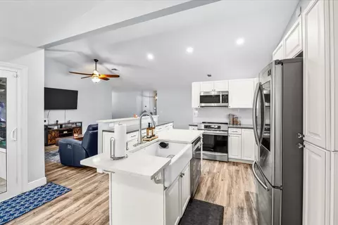 Kitchen - 200 Park Pl, Jupiter, FL 33458 photo 5 of 6