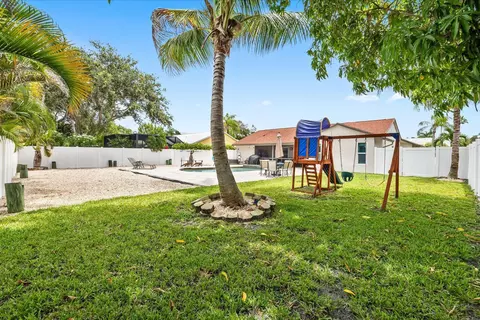 Exterior - 200 Park Pl, Jupiter, FL 33458 photo 10 of 13