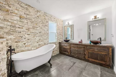 Bath - 200 Park Pl, Jupiter, FL 33458 photo 2 of 5