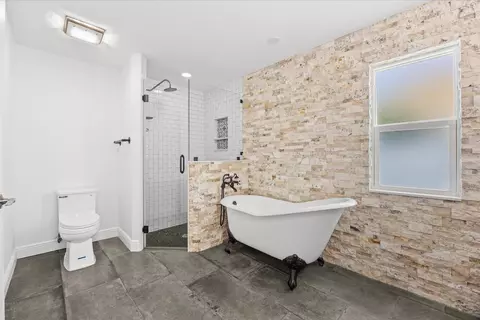 Bath - 200 Park Pl, Jupiter, FL 33458 photo 3 of 5