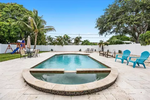 Exterior - 200 Park Pl, Jupiter, FL 33458 photo 5 of 13