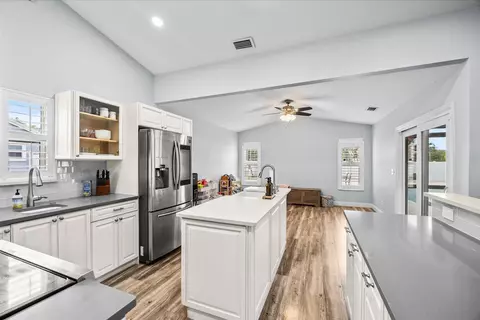 Kitchen - 200 Park Pl, Jupiter, FL 33458 photo 3 of 6