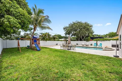 Exterior - 200 Park Pl, Jupiter, FL 33458 photo 11 of 13