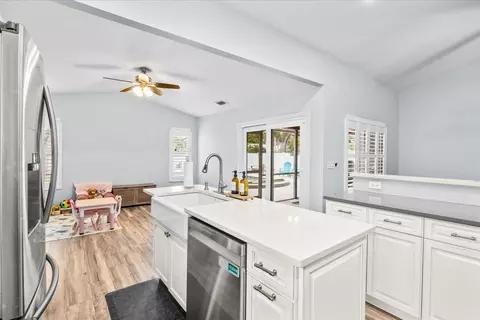 Kitchen - 200 Park Pl, Jupiter, FL 33458 photo 6 of 6