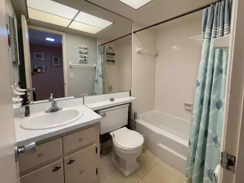 Bath - 651 Pine Dr #207, Pompano Beach, FL 33060 photo 1 of 2
