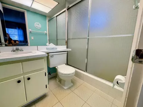 Bath - 651 Pine Dr #207, Pompano Beach, FL 33060 photo 2 of 2