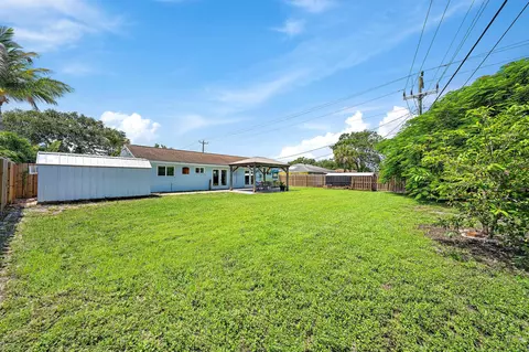 Exterior - 1 Windsor Rd W, Jupiter, FL 33469 photo 5 of 6
