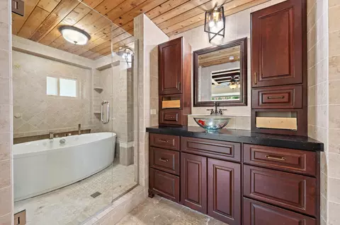 Bath - 1 Windsor Rd W, Jupiter, FL 33469 photo 3 of 3