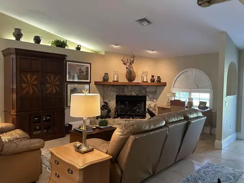 Living - 1476 NE 40th Ave, Okeechobee, FL 34972 photo 1 of 4