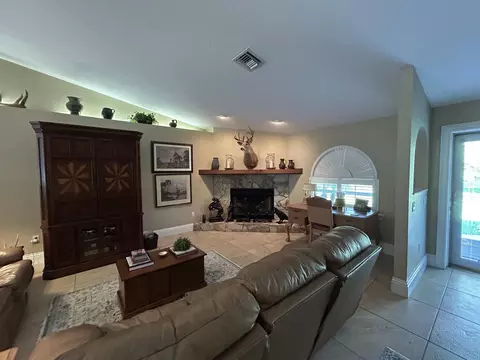Living - 1476 NE 40th Ave, Okeechobee, FL 34972 photo 2 of 4