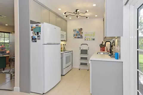 Kitchen - 18625 Loxahatchee River Rd, Jupiter, FL 33458 photo 1 of 5