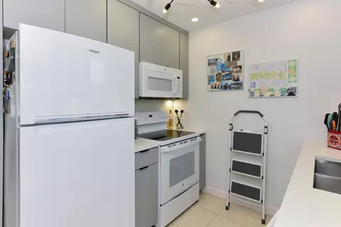 Kitchen - 18625 Loxahatchee River Rd, Jupiter, FL 33458 photo 3 of 5