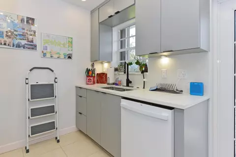 Kitchen - 18625 Loxahatchee River Rd, Jupiter, FL 33458 photo 4 of 5
