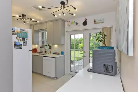 Kitchen - 18625 Loxahatchee River Rd, Jupiter, FL 33458 photo 2 of 5