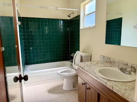 Bath - 3816 SE Middle St, Stuart, FL 34997 photo 1 of 2