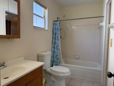 Bath - 3816 SE Middle St, Stuart, FL 34997 photo 2 of 2