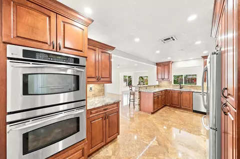 Kitchen - 2010 NE 31st St, Lighthouse Point, FL 33064 photo 4 of 4