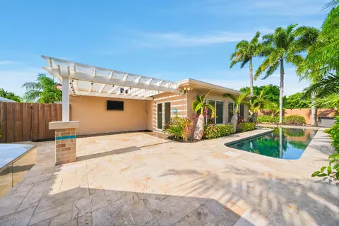 Exterior - 2010 NE 31st St, Lighthouse Point, FL 33064 photo 8 of 14