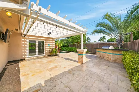 Exterior - 2010 NE 31st St, Lighthouse Point, FL 33064 photo 10 of 14