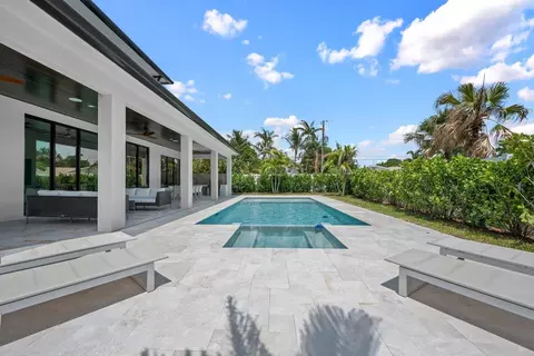 Exterior - 325 W Riverside Dr, Jupiter, FL 33469 photo 4 of 5