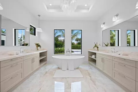 Bath - 325 W Riverside Dr, Jupiter, FL 33469 photo 4 of 10