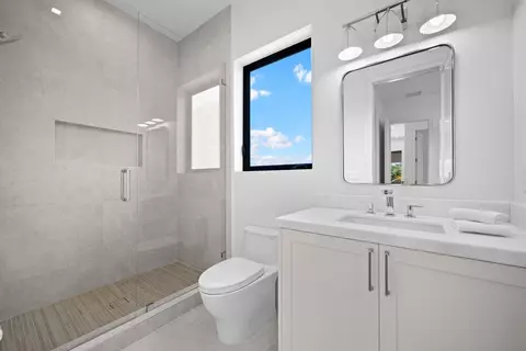 Bath - 325 W Riverside Dr, Jupiter, FL 33469 photo 10 of 10